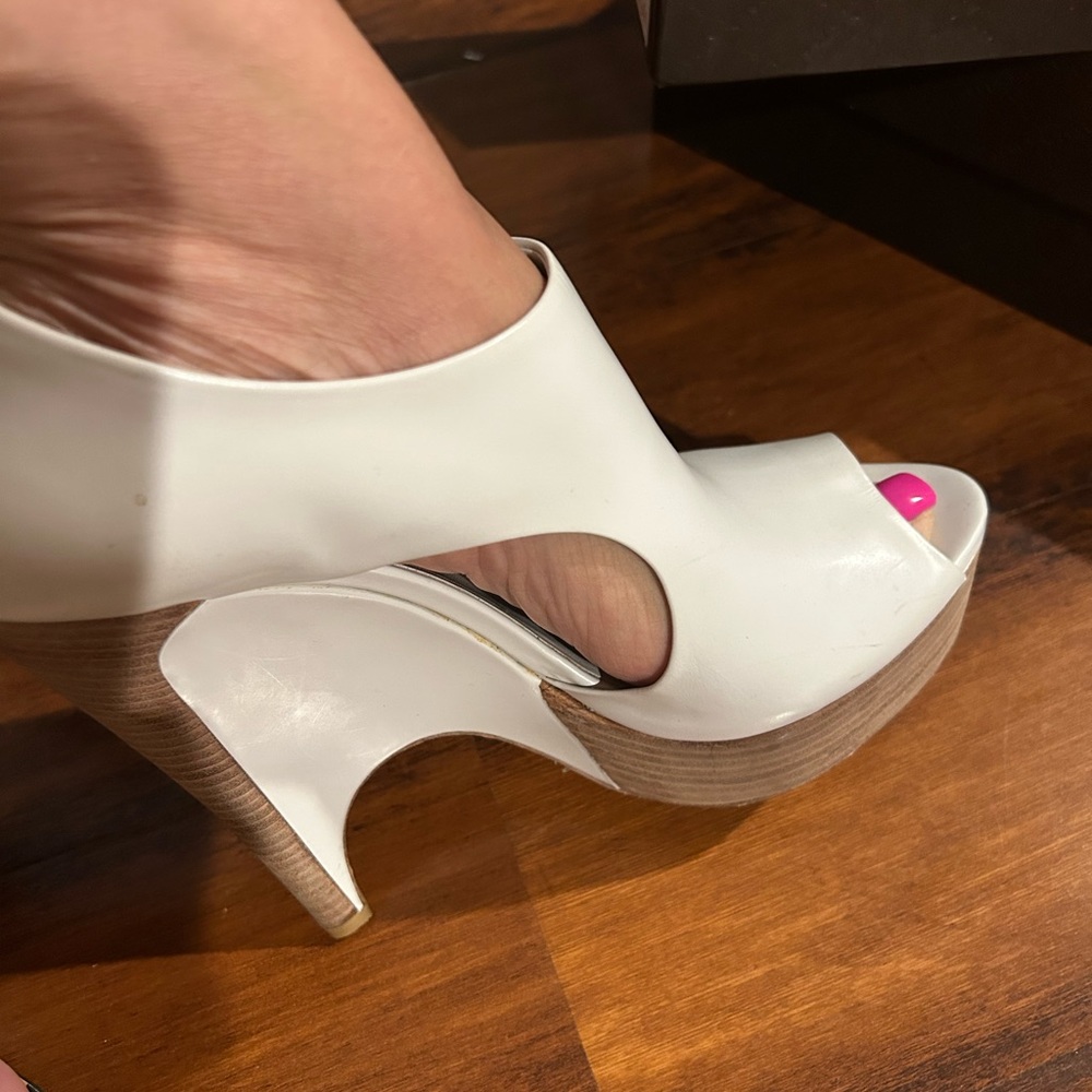 Authentic size 41/40 Gucci white platform heels mint condition